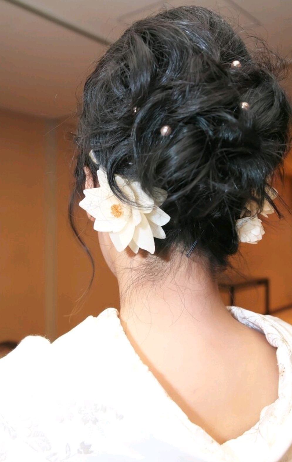花嫁の後姿と髪飾り